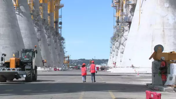 Au Havre, le colossal chantier des fondations d'éoliennes en mer du futur champ de Fécamp