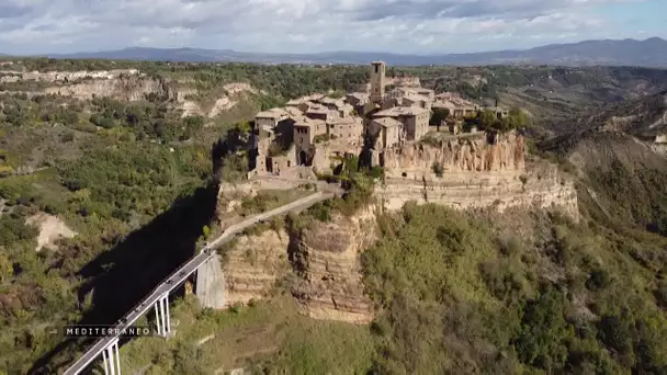 MEDITERRANEO – En Italie, où le village : Civita di Bagnoregio est menacé par l’érosion.