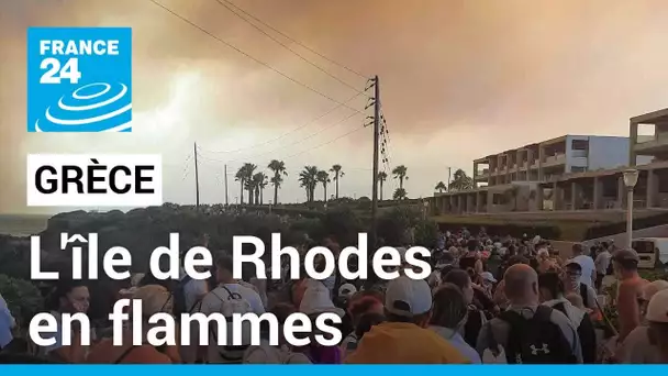 Incendies en Grèce : l'île de Rhodes en flammes, des évacuations par bateau • FRANCE 24