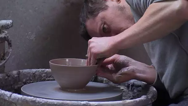 À Belle-Isle-en-Terre, Awen Prigent sculpte la terre pour en faire des poteries (VO)