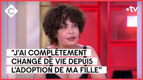 Isabelle Mergault et Josiane Balasko, leur recours à l'adoption - C à Vous - 01/06/2023