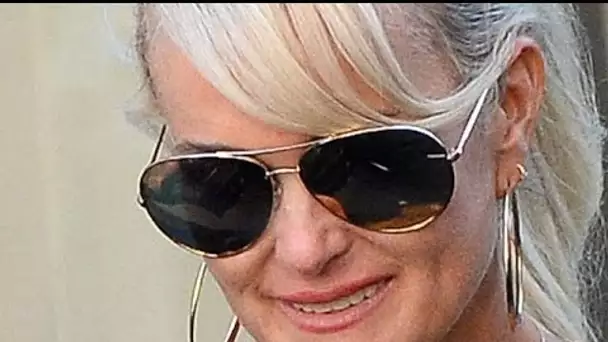 Laeticia Hallyday : À la plage avec un maillot de bain assez... décolleté