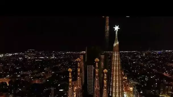 La Sagrada Familia inaugure sa nouvelle tour, couronnée d'une étoile lumineuse