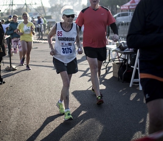 A 85 ans, elle court le semi-marathon en à peine deux heures !