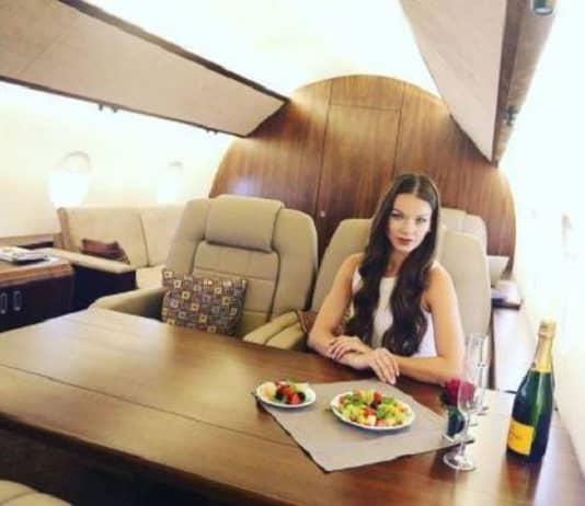 Des jeunes russes font semblant d’être riches en prenant la pose dans un jet privé !
