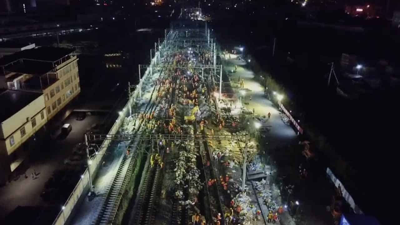 1500 ouvriers chinois construisent une gare en moins de neuf heures
