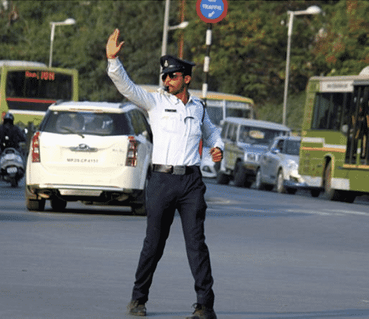 Cet agent de la circulation en Inde travaille en moonwalk