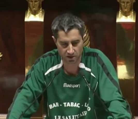 François Ruffin écope d’une amende de 1 378 euros pour avoir porté un maillot de foot à l’Assemblée