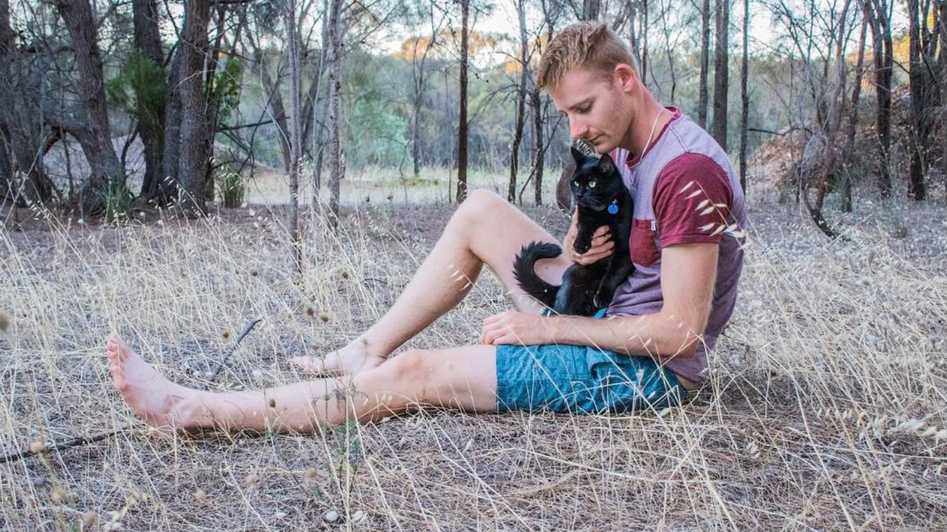 Un australien quitte tout pour traverser le monde avec son chat