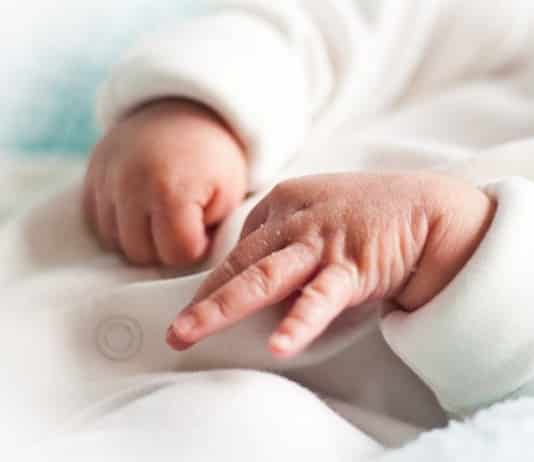 Un bébé arrive au monde à partir d’un embryon congelé depuis 25 ans