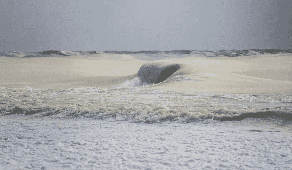 Un surfeur prend en photo les vagues gelées par le froid aux USA