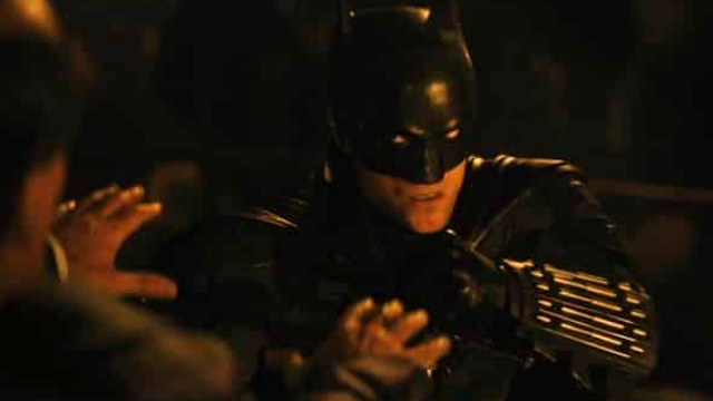 The Batman : Robert Pattinson porte le costume de George Clooney !
